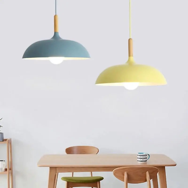 Scandinavische hanglamp boven de eettafel