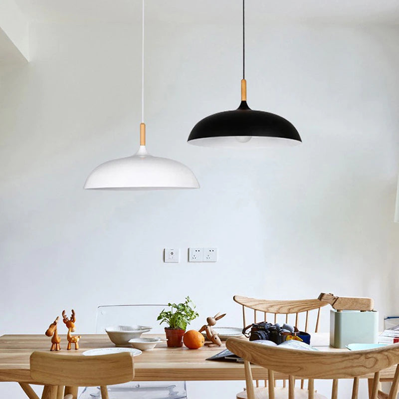 Witte Scandinavische hanglamp boven de eettafel