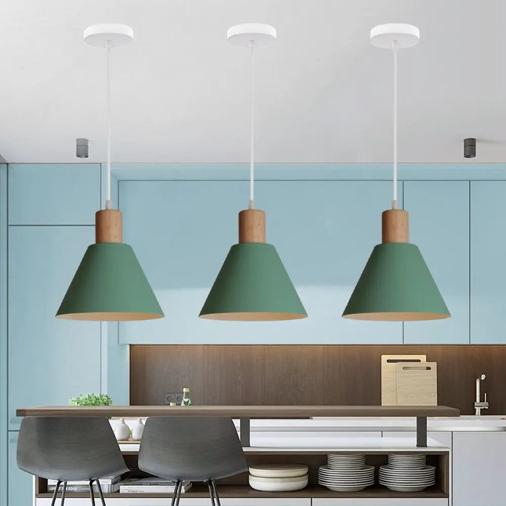 Scandinavische hanglamp boven het kookeiland