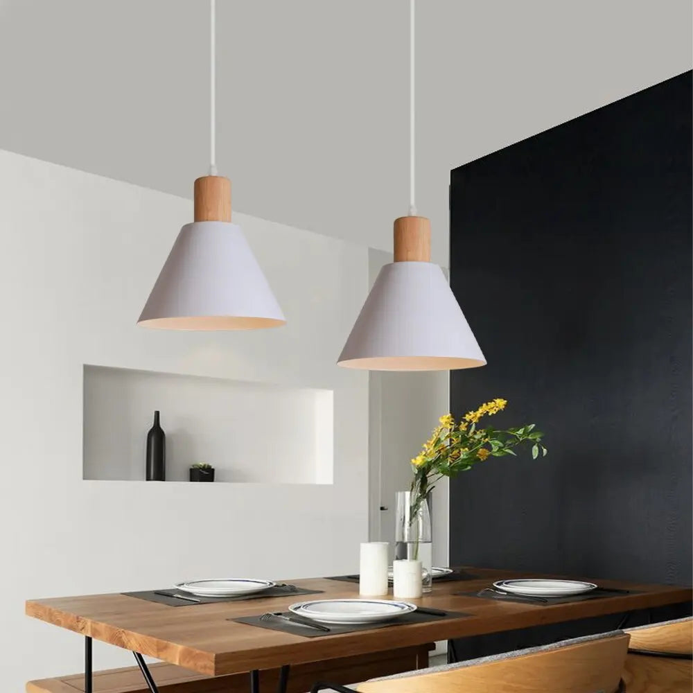 Scandinavische hanglamp boven de eettafel