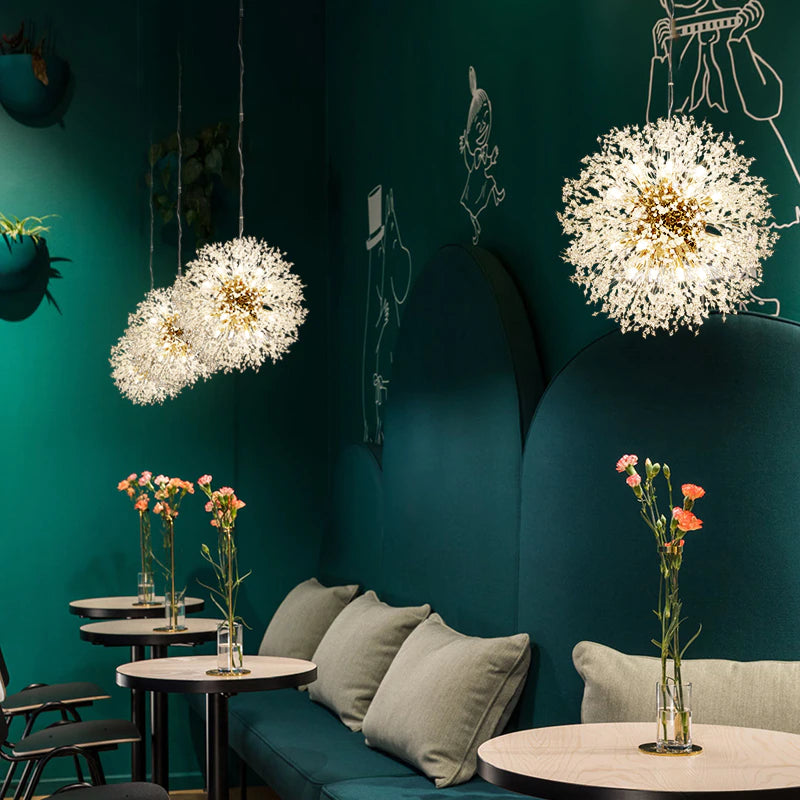 Heracleum lamp boven tafels in een restaurant