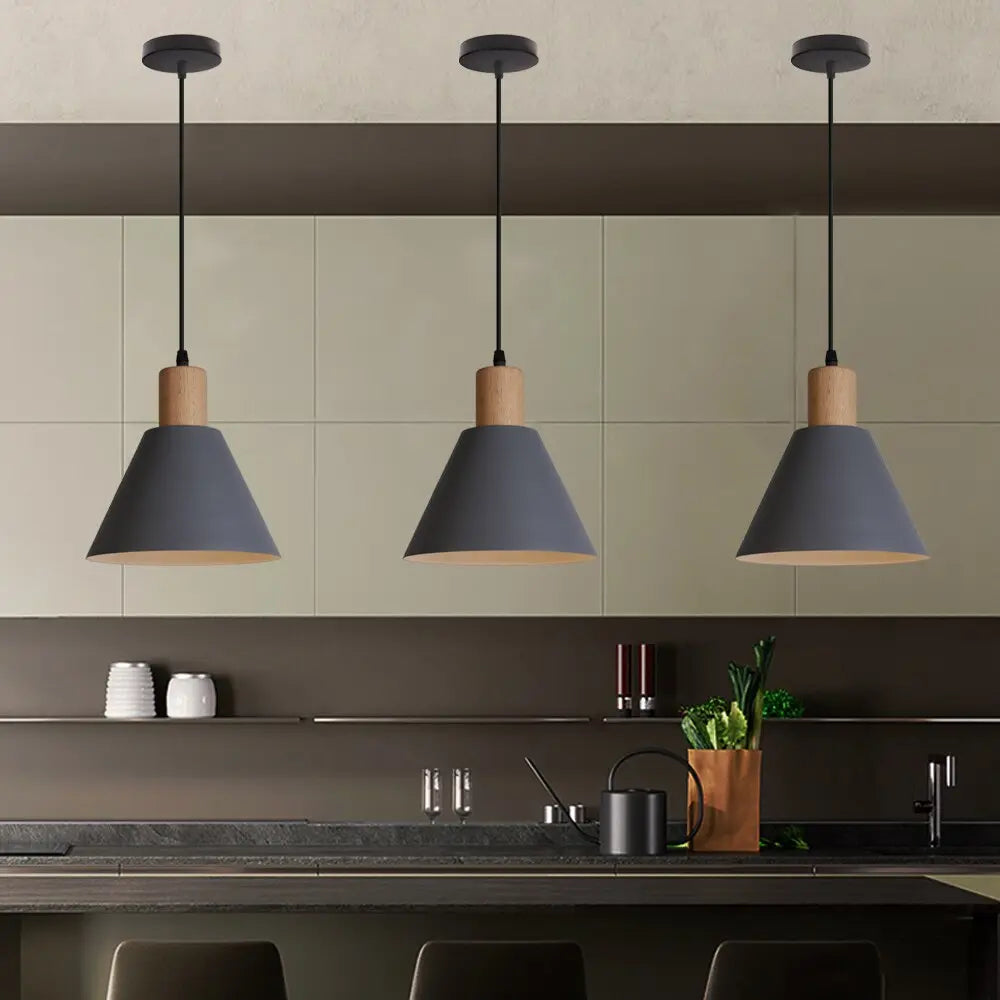 Scandinavische hanglamp boven de keukentafel.